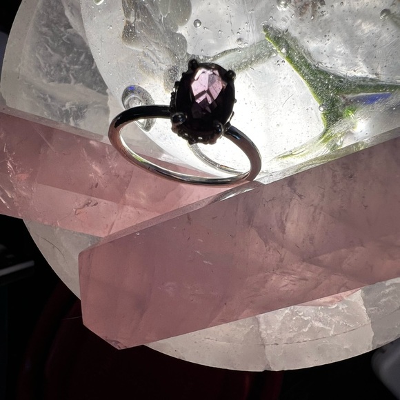 Color changing Elegant Alexandrite Gemstone Ring - Picture 6 of 16
